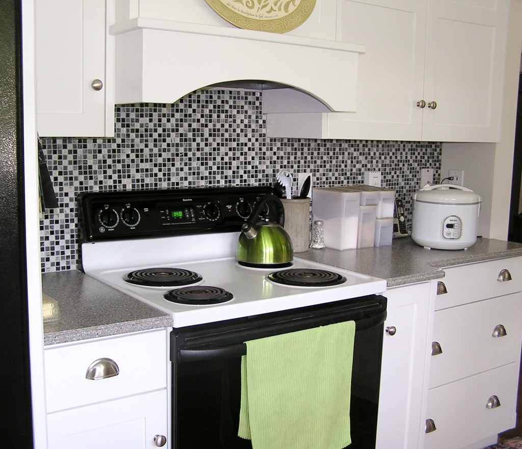 white kitchen, arched hood